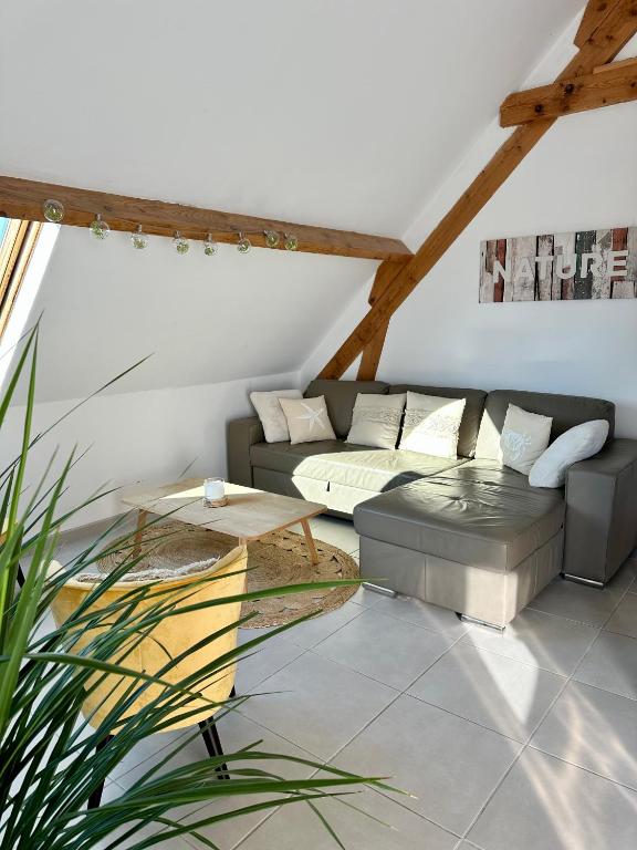 un salon avec un canapé et une table dans l'établissement Anémone, à Audresselles