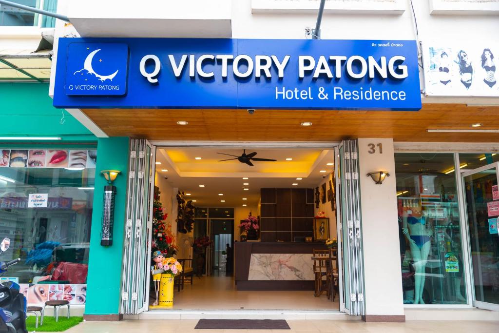 una tienda con un cartel azul en la parte delantera de una tienda en Q Victory Patong Hotel, en Patong Beach