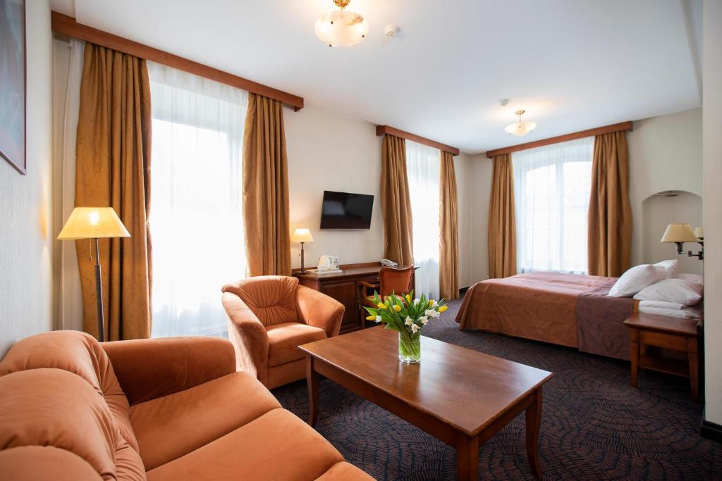 TV a/nebo společenská místnost v ubytování Daugirdas Old City Hotel