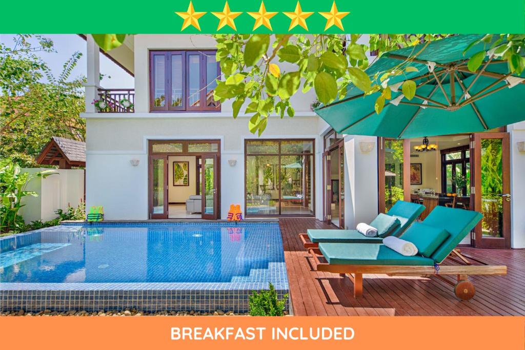 eine Villa mit einem Pool und einem Haus in der Unterkunft Abogo Resort Villas Luxury Da Nang in Đà Nẵng