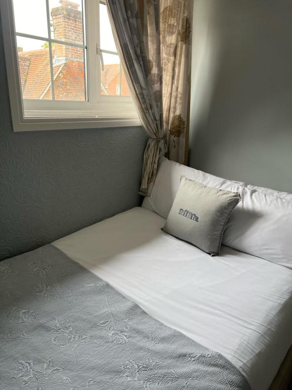 Postel nebo postele na pokoji v ubytování Fairlawn House