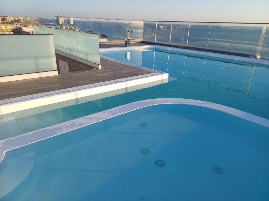 una gran piscina en la parte superior de un edificio en Hotel Harmony en Rímini