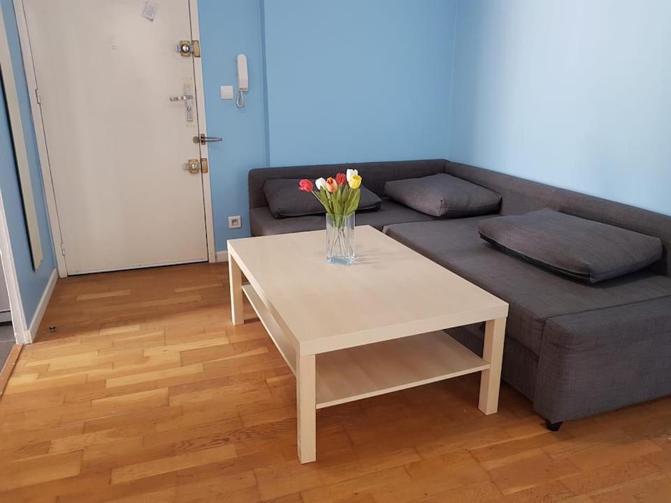 uma sala de estar com um sofá e uma mesa com flores em Private room in an apartment of 3 rooms em Toulon