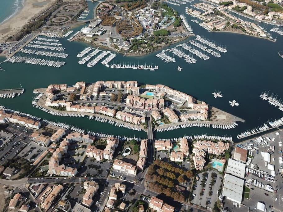 - une vue aérienne sur un port avec des bateaux dans l'établissement Appartement proche des plages, au Cap d'Agde