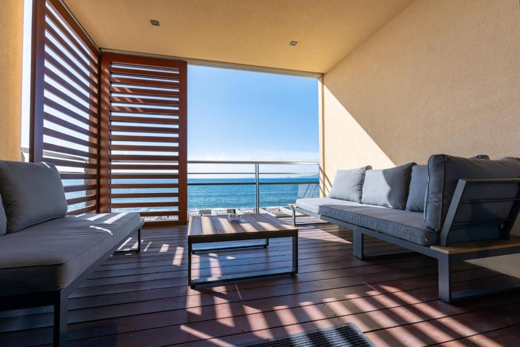 - un salon avec vue sur l'océan dans l'établissement Agosta: Terrasse vue mer · Appartement de standing, à Albitreccia