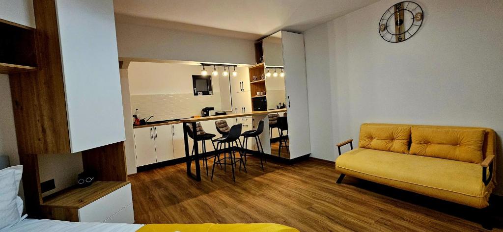 uma sala de estar com um sofá e uma cozinha em Central Nest Apartment em Brasov