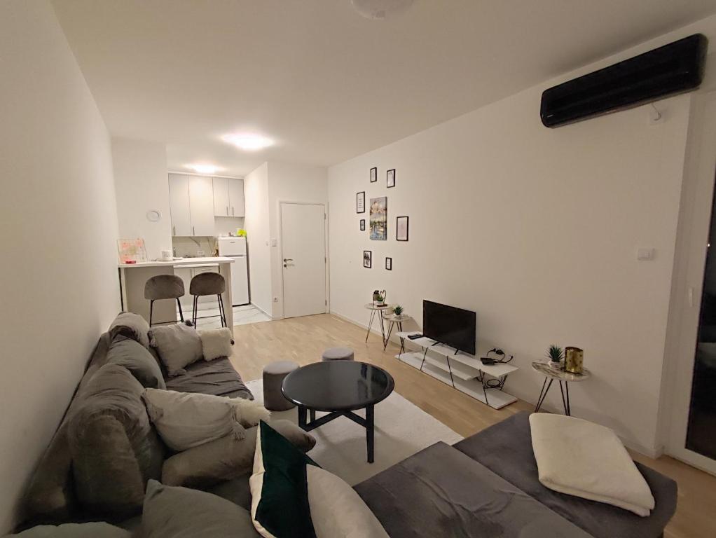 a living room with a couch and a table at Apartman 7 Ladies in Banja Luka