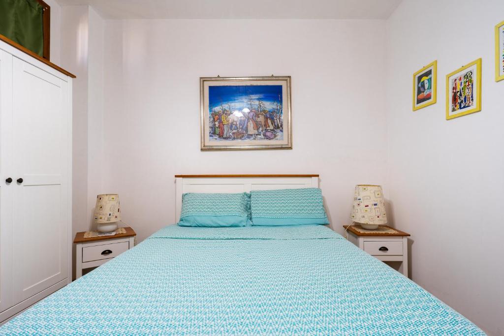 - une chambre avec un lit bleu et 2 tables de nuit dans l'établissement Guest House Eleonora by BarbarHouse, à Alliste