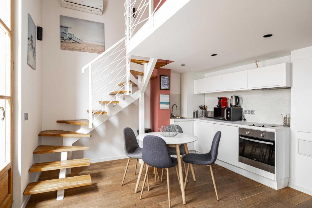 Kuchyň nebo kuchyňský kout v ubytování Magnificent Duplex - rue Meynadier Cannes Center - 1BR4p