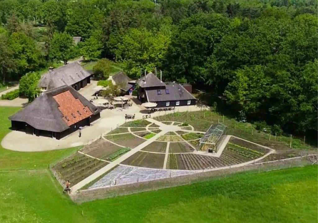 una vista aérea de una casa con jardín en Landgoed Ulvenhart en Gouwelaar