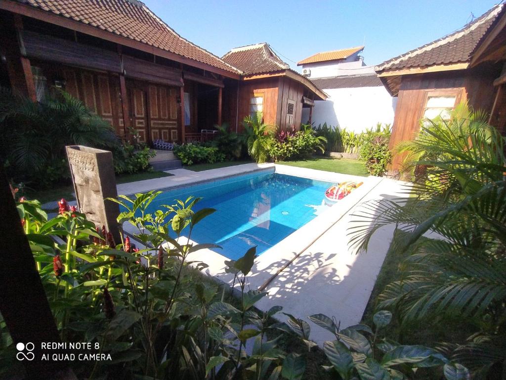 - une piscine en face d'une maison dans l'établissement ASHVATTHA VILLA Canggu, à Canggu