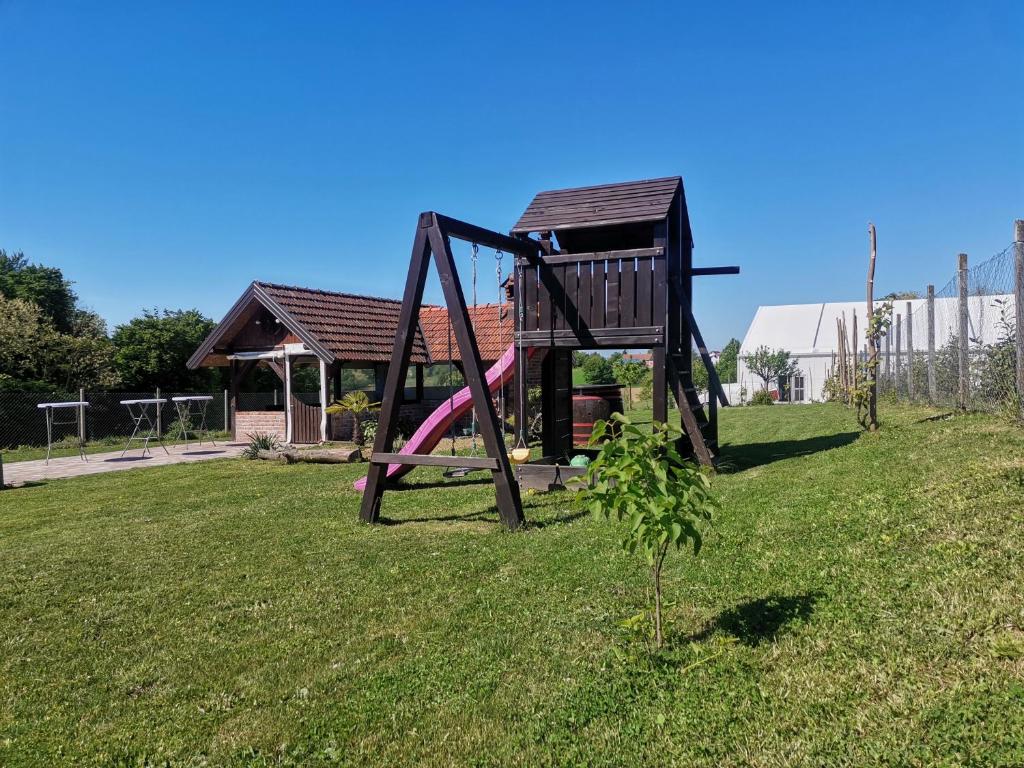 Zona de juegos para niños en Kuća za odmor Franka