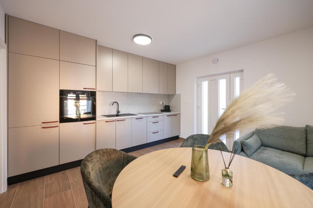 Royal Oak Apartment With Private Parking