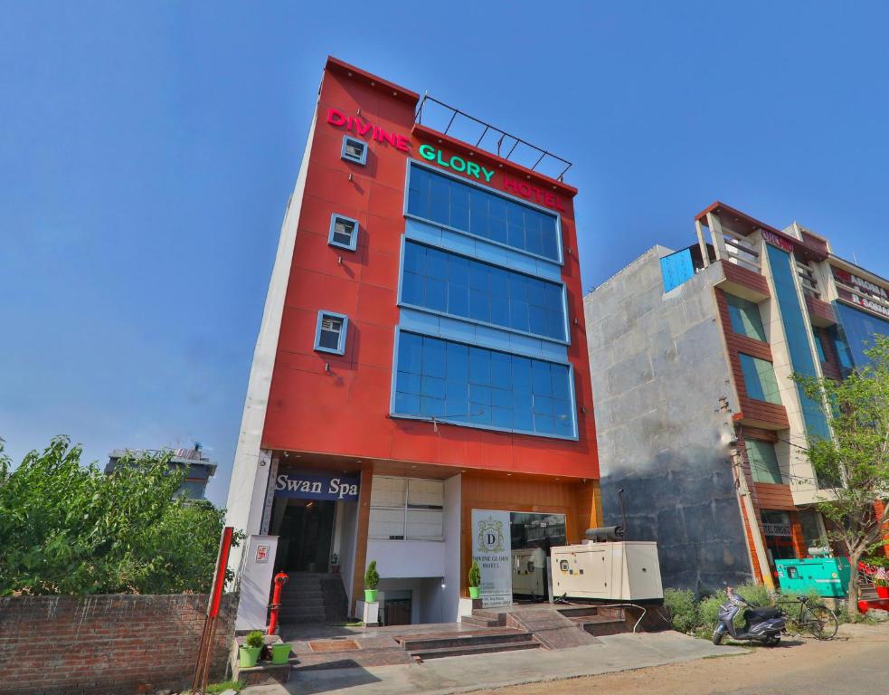 un edificio rojo con un cartel en el costado en Divine Glory Hotel, en Lucknow