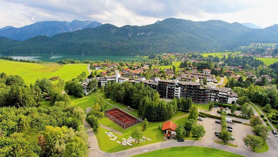 フュッセンにあるFerienappartements Weissenseeの山々を背景にしたリゾートの空中ビュー