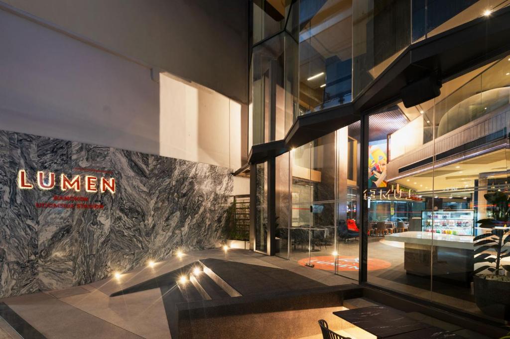 Lumen Bangkok Udomsuk Station - Resim 3