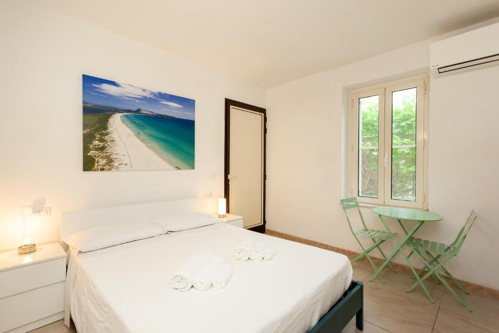 a bedroom with a bed and a view of the beach at San Teodoro - Civico 35 in San Teodoro