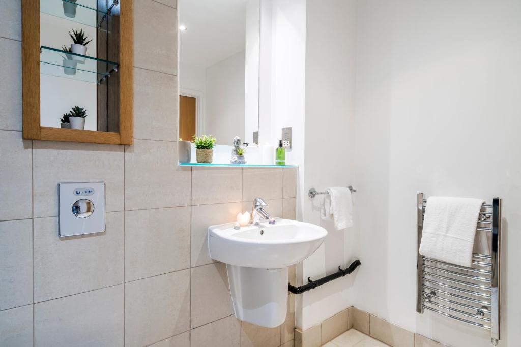 2BR Central Flat W/ Free Parking 6