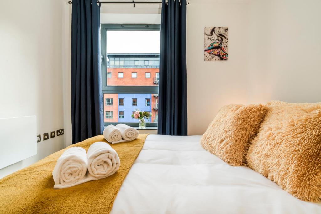2BR Central Flat W/ Free Parking 5