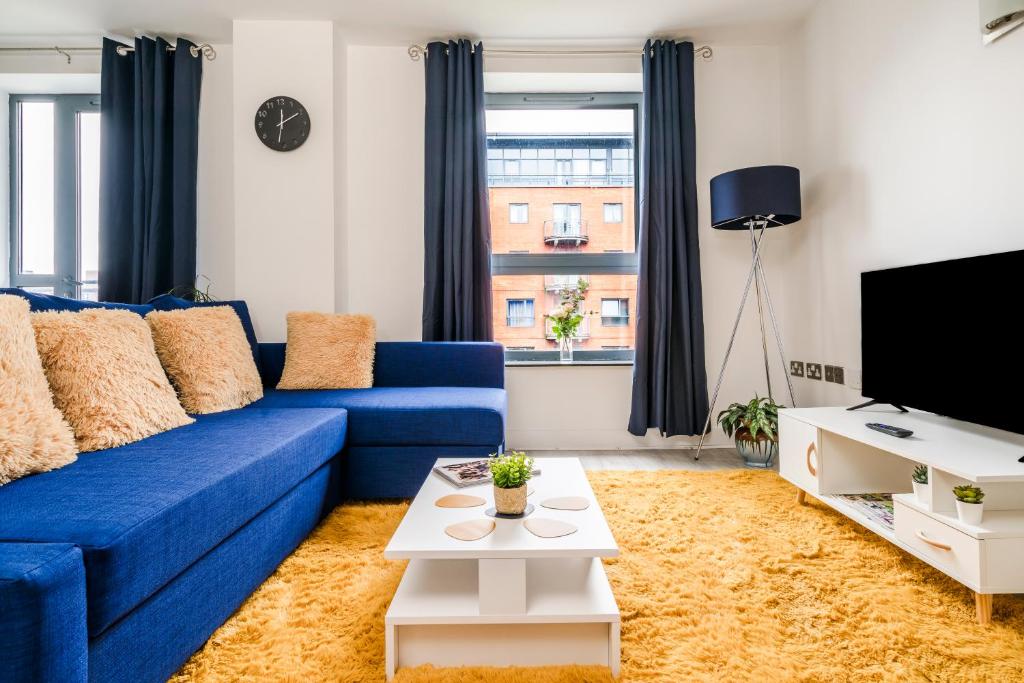 2BR Central Flat W/ Free Parking 4