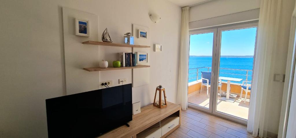TV a/nebo společenská místnost v ubytování Apartments Nicolas - Beach & Sea 10m away - Amazing sea view!