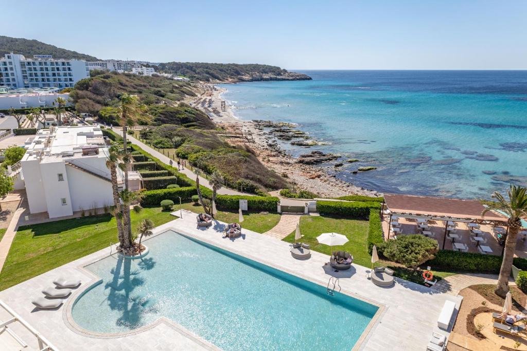 einen Blick über den Pool und den Strand in der Unterkunft Seth Santo Tomás in Santo Tomás