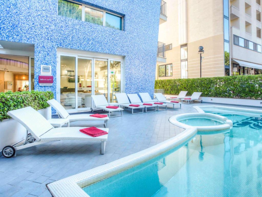 Bazén v ubytovaní Mercure Rimini Lungomare alebo v jeho blízkosti