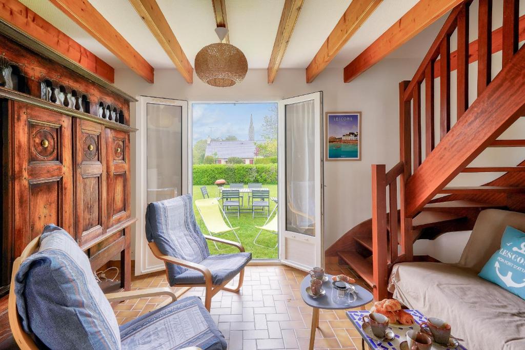 - un salon avec un canapé, des chaises et un escalier dans l'établissement Plobannalec-Lesconil centre - Maison avec grand jardin, à Plobannalec-Lesconil