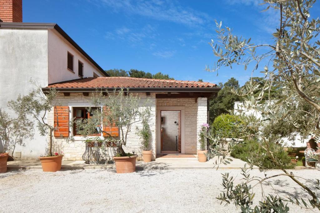 a small house with a door in a yard at Ferienhaus Antonia Cittanova in Novigrad Istria