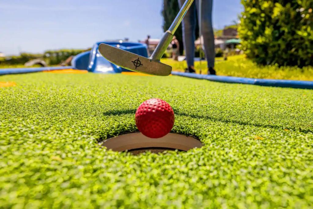 Golf v luxury tent nebo okolí