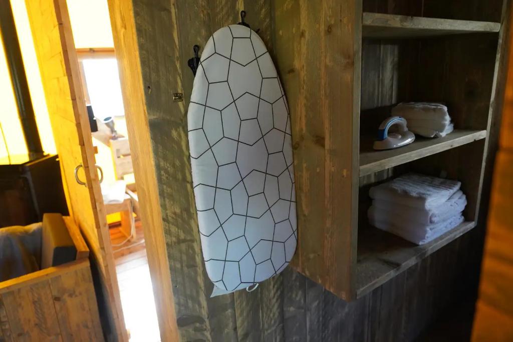 Postel nebo postele na pokoji v ubytování Luxe en sfeervolle safaritent met eigen badkamer voor 6 personen Doc