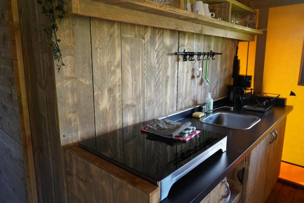 Kuchyň nebo kuchyňský kout v ubytování Luxe en sfeervolle safaritent met eigen badkamer voor 6 personen Doc