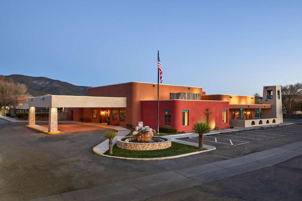 un edificio con una fuente en un aparcamiento en Hilton Tapestry Collection, Hotel Don Fernando De Taos, en Taos