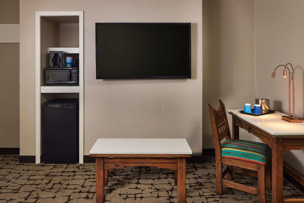 Hilton Tapestry Collection, Hotel Don Fernando De Taos - One-Bedroom King Suite