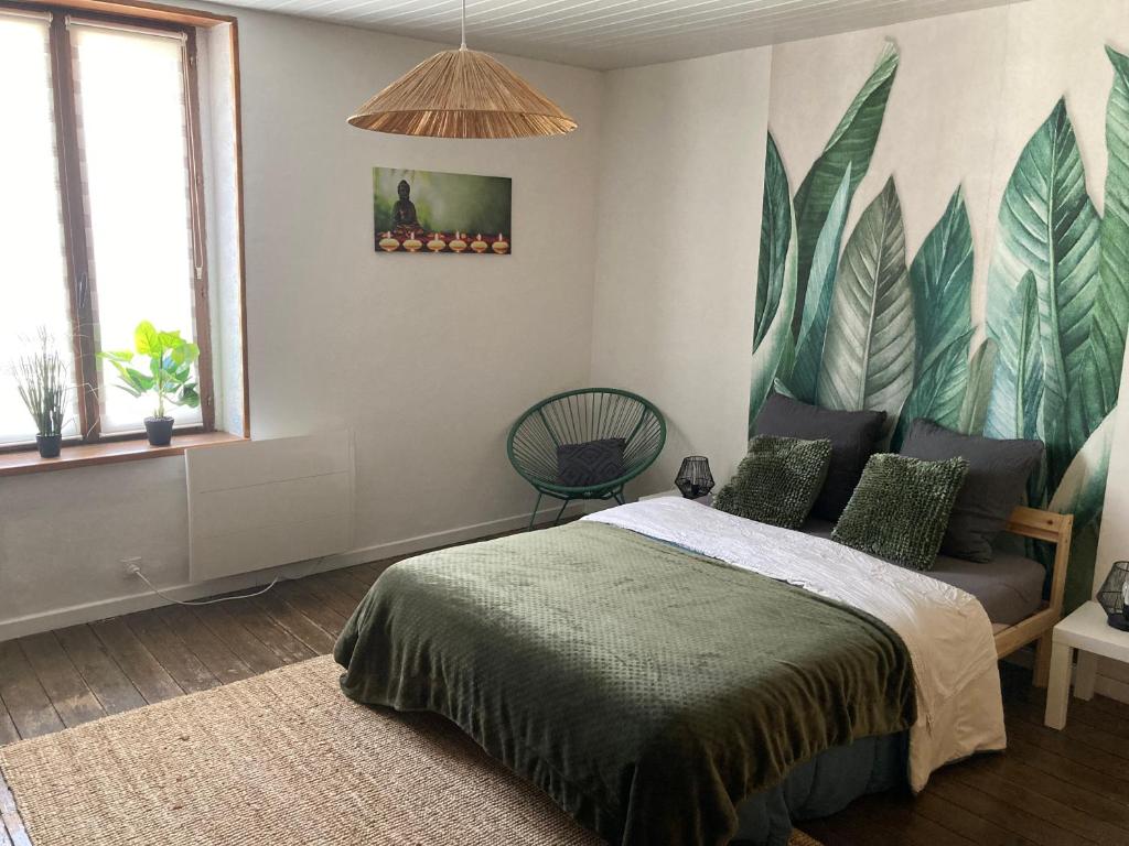 um quarto com uma cama com um cobertor verde e uma janela em Sélénite, Chaleureuse & cocooning em Bogny Sur Meuse