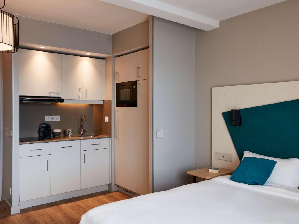 Aparthotel Adagio Original Toulouse Centre La Graveにあるキッチンまたは簡易キッチン