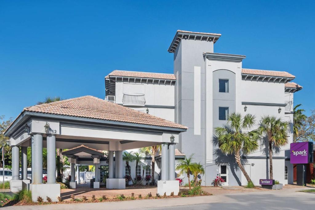un edificio blanco con cenador y palmeras en Spark By Hilton St. Augustine Historic District, en St. Augustine