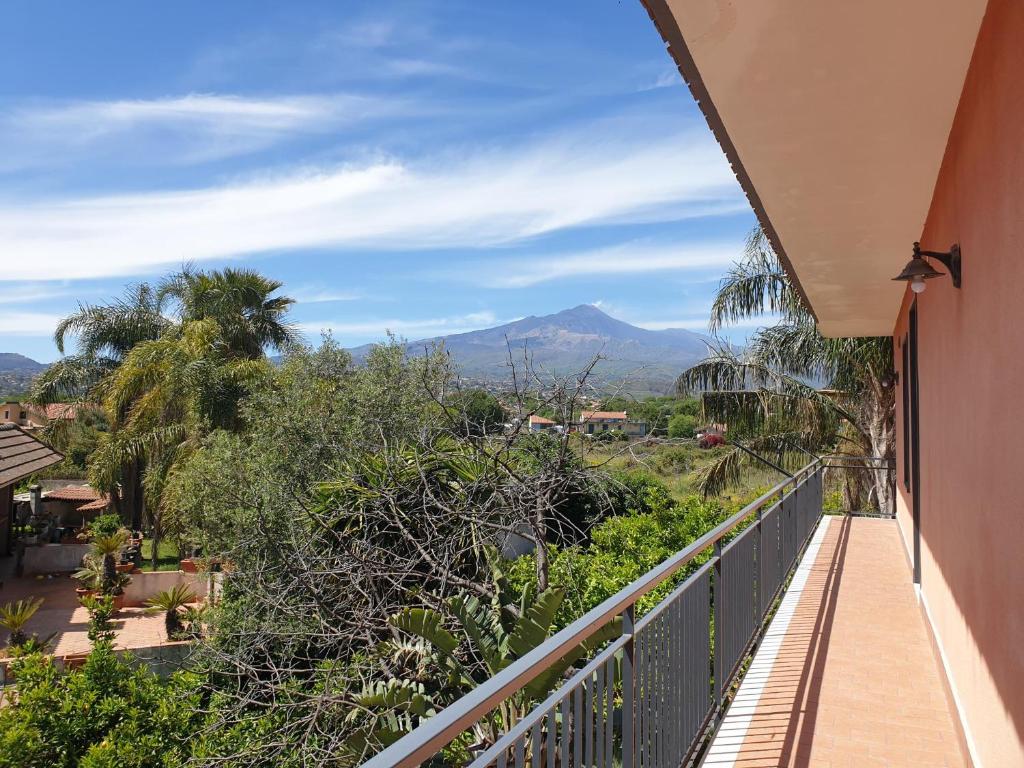 a balcony with a view of a mountain at Belfiore house in Valverde