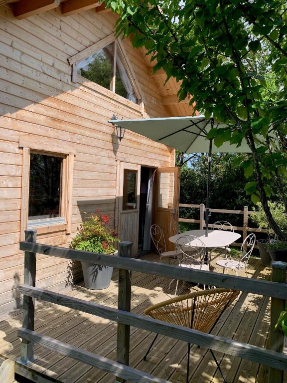 Patio alebo iná vonkajšia časť ubytovania Chalet La clef des champs - Vue Imprenable - Piscine