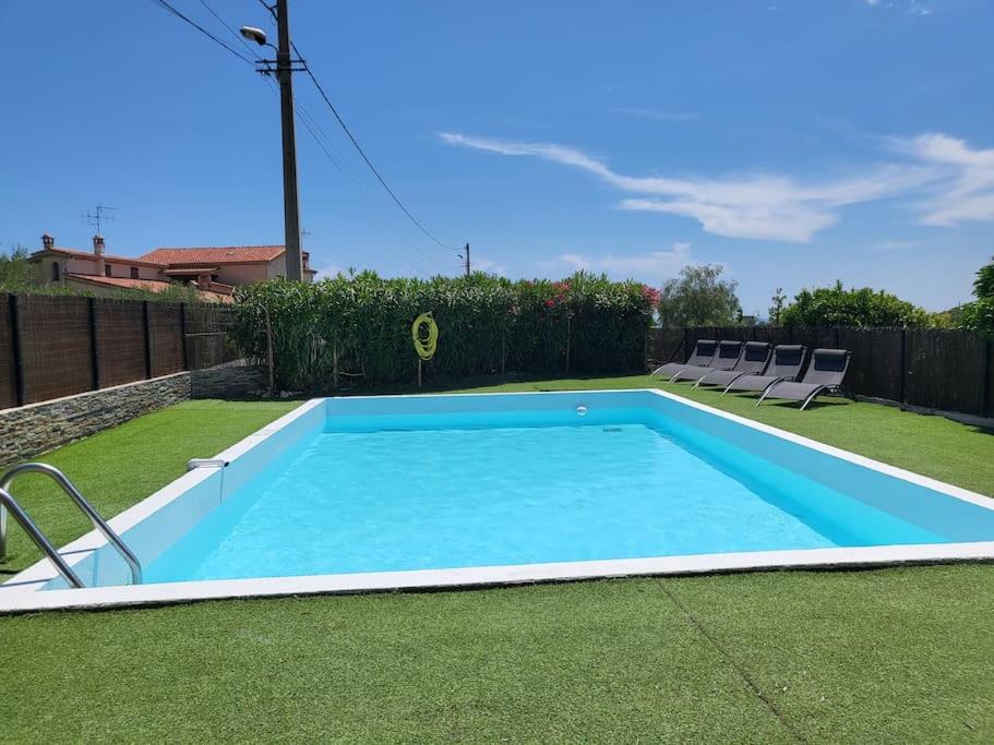 - une piscine dans une cour avec 2 chaises dans l'établissement Superbe bas de Villa au calme, à Cagnes-sur-Mer