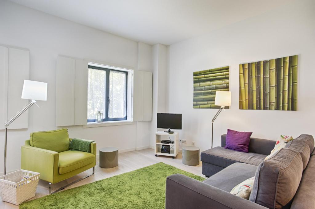 リスボンにあるBmyGuest - Prestige Palace Apartmentのリビングルーム(ソファ、椅子2脚、テレビ付)