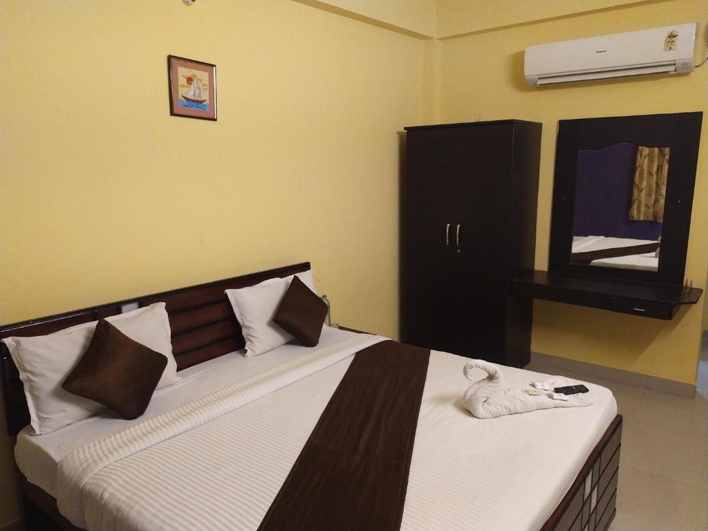 Postel nebo postele na pokoji v ubytování GT Residency-T Nagar