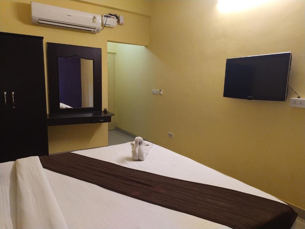 Postel nebo postele na pokoji v ubytování GT Residency-T Nagar