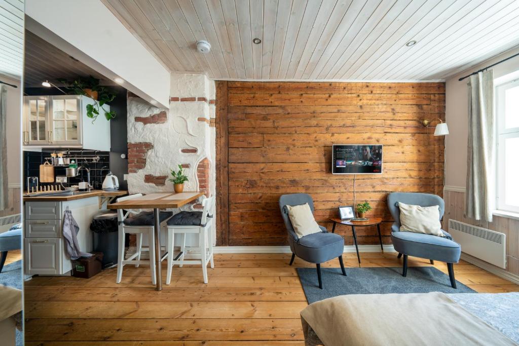 a room with a kitchen and a table and chairs at Garden Studio next to Telliskivi & Old Town in Tallinn