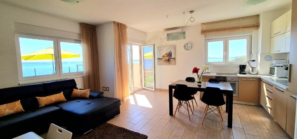Kuchyň nebo kuchyňský kout v ubytování Apartments Nicolas - Beach & Sea 10m away - Amazing sea view!