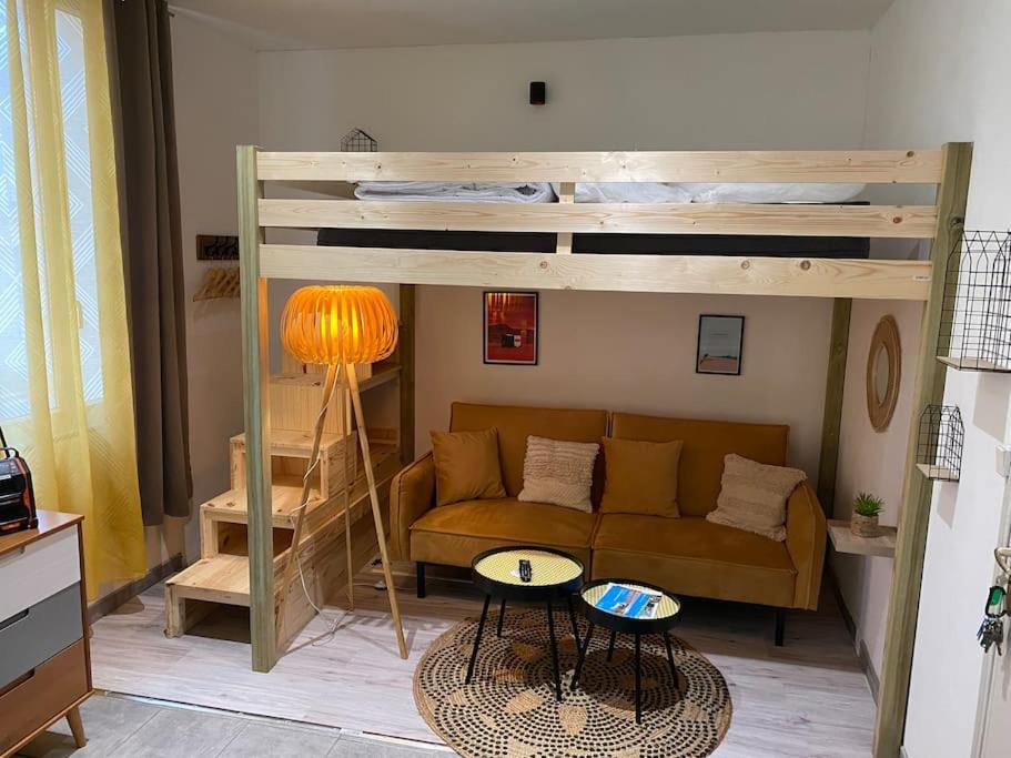 - un salon avec un canapé et des lits superposés dans l'établissement 1 - Quartier des Cordiers accès funiculaire à 100m, au Tréport