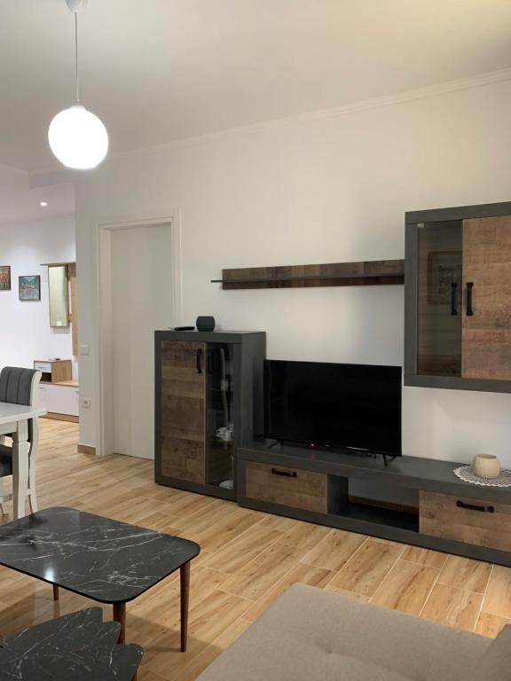 ein Wohnzimmer mit einem großen Flachbildfernseher in der Unterkunft Charlie's Home in Vlorë