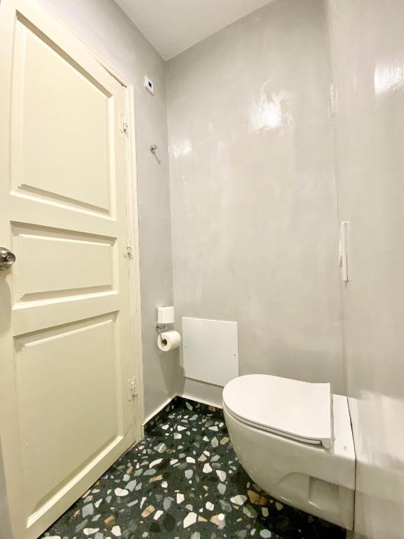 Ένα μπάνιο στο Anny Studios & Rooms Perissa Beach