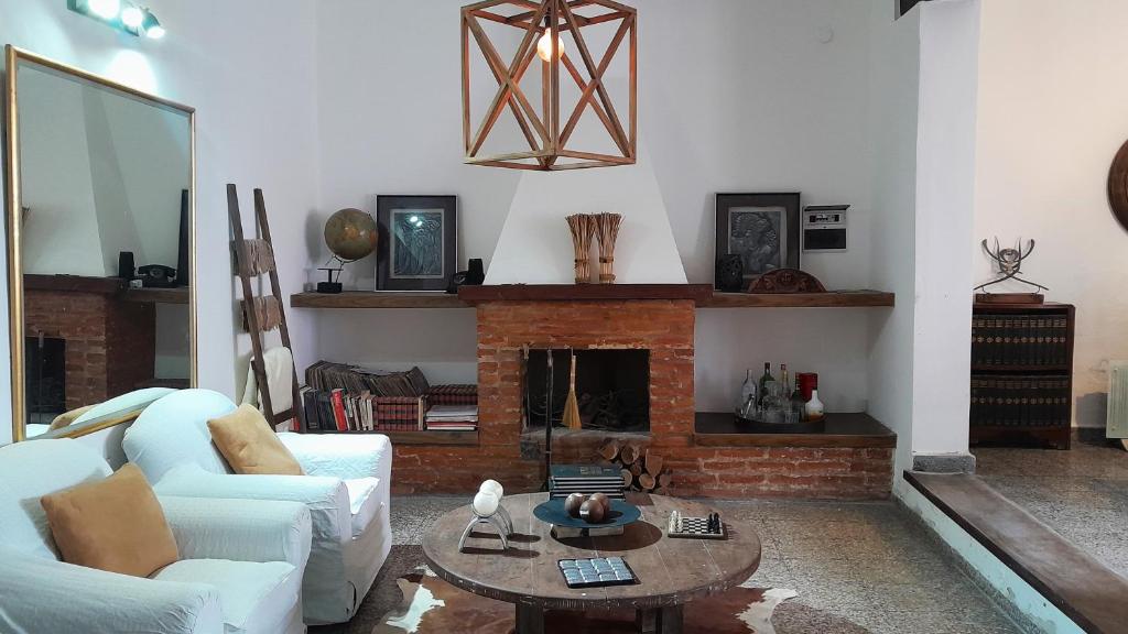 Una sala de estar con un sofá y una chimenea. en Casa amplia y confortable, totalmente amoblada, quincho con asador, excelente ubicación, en Santiago del Estero