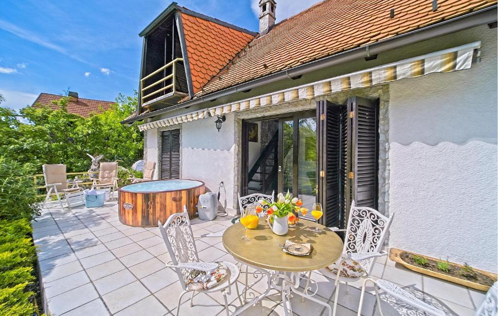 Nápoje v ubytování Cozy Home In Donji Zvecaj With Kitchen